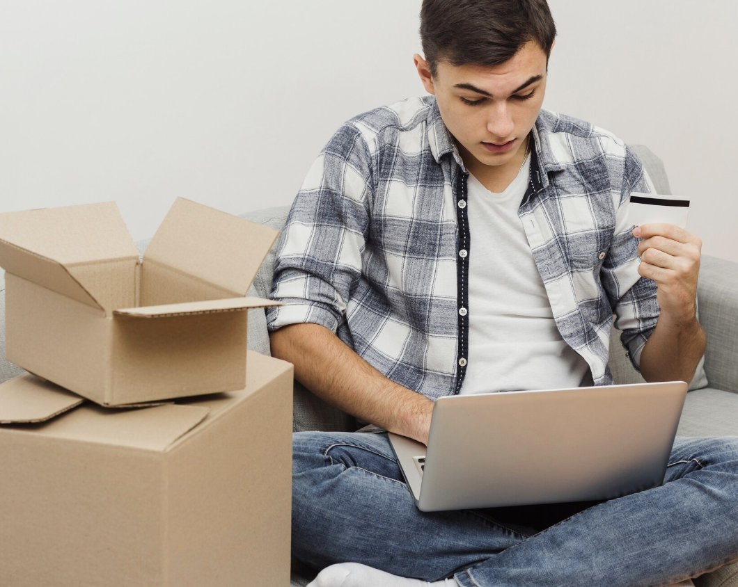 homem com computador no colo