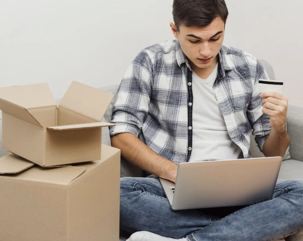 homem com computador no colo